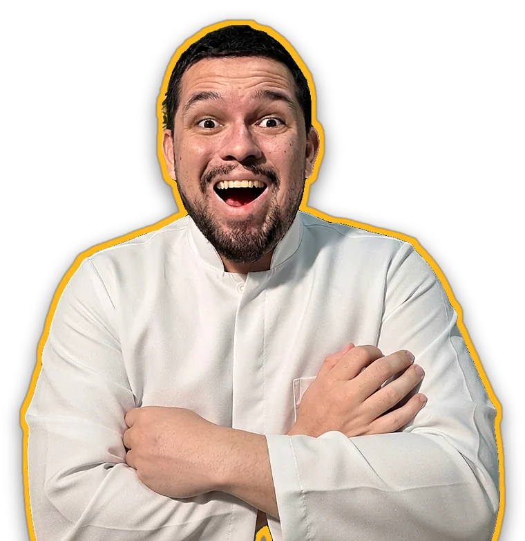 Allan Fernandes, nutricionista, de braços cruzados e sorrindo
